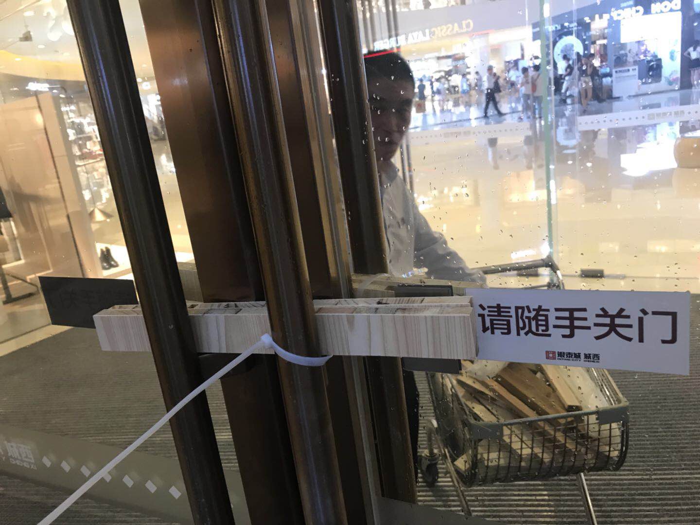 嚴陣以待|暴雨中夙夜奮戰(zhàn)，為你守護家園平安