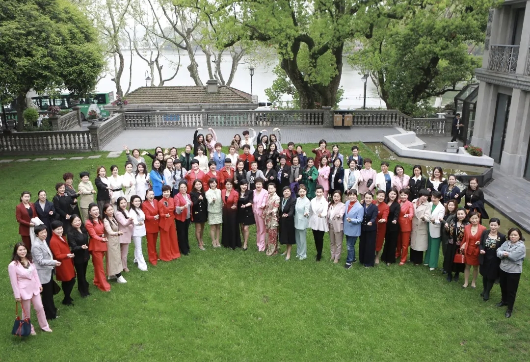 南都物業(yè)服務(wù)集團(tuán)被授予“脫貧攻堅(jiān)模范企業(yè)”榮譽(yù)，董事長(zhǎng)韓芳榮獲”公益大使“稱號(hào)